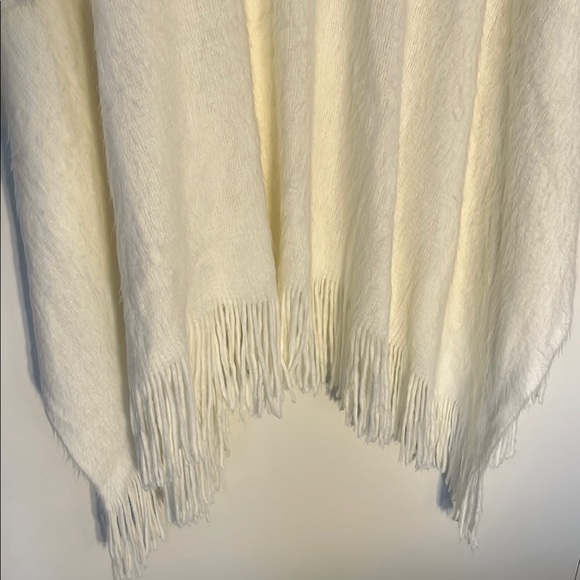 LC Lauren Conrad Cream Cape with Fringe NWT - Picture 3 of 5